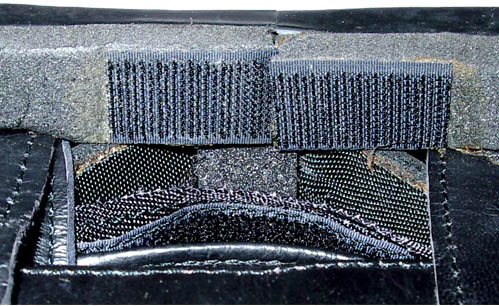 Garniture de mousse arrière avec ruban auto-agrippant.