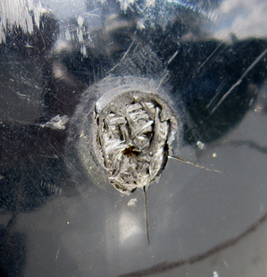 Gros plan de l'impact de 22 LR.