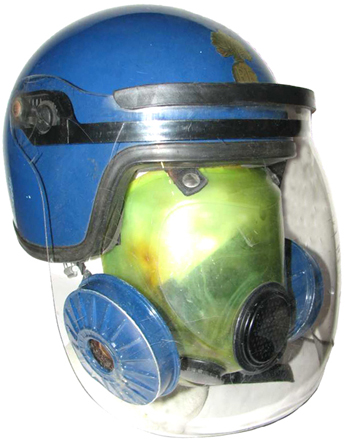 Port du système de protection avec l'écran rabattable.