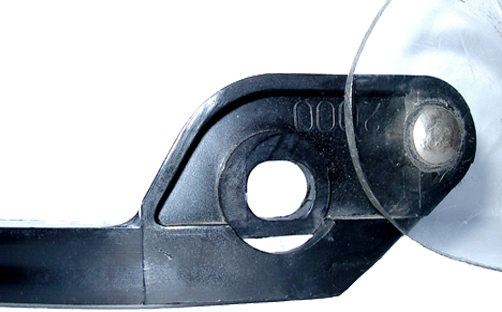 Partie devant s'emboiter sur le têton métallique (recto).