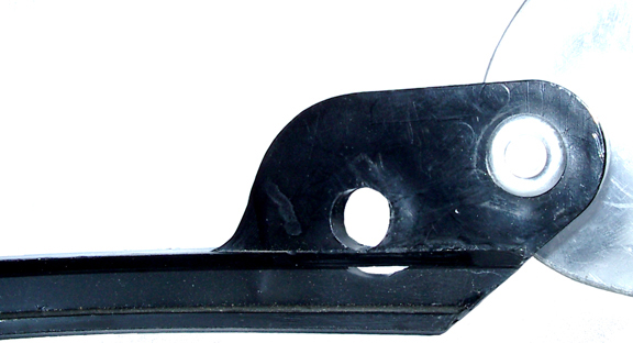 Partie devant s'emboiter sur le têton métallique (verso) et feuillure destinée à l'arrête frontale.