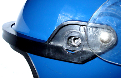 Mise en place de l'arceau de l'écran rabattable.