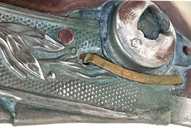 Les extrémités sont maintenues par un rivet et un repli. Les extrémités sont maintenues par un rivet et un repli.