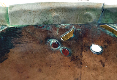 Repli et rivets du bandeau et de la gontre-rosace, vus de l'intérieur. Repli et rivets du bandeau et de la gontre-rosace, vus de l'intérieur.