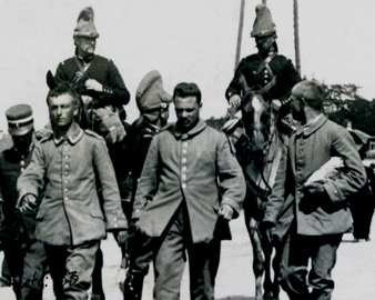 Prévôts escortant des prisonniers allemands. Prévôts escortant des prisonniers allemands.