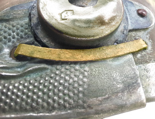 Epingle latérale gauche, partie extérieure. Epingle latérale gauche, partie extérieure.