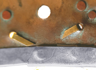 Epingle latérale gauche, extrémités. Epingle latérale gauche, extrémités.