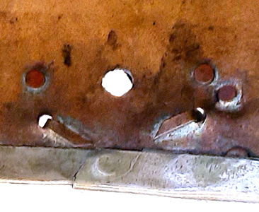 Trou du pivot entouré des 2 rivets maintenant la contre-rosace. Trou du pivot entouré des 2 rivets maintenant la contre-rosace.