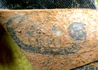 Raison sociale datée et poinçon de réception de la coiffe. Raison sociale datée et poinçon de réception de la coiffe.