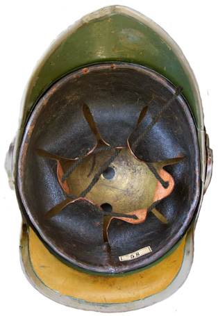 La coiffe est en basane dentelée, le couvre-nuque doublé de veau. La coiffe est en basane dentelée, le couvre-nuque doublé de veau.