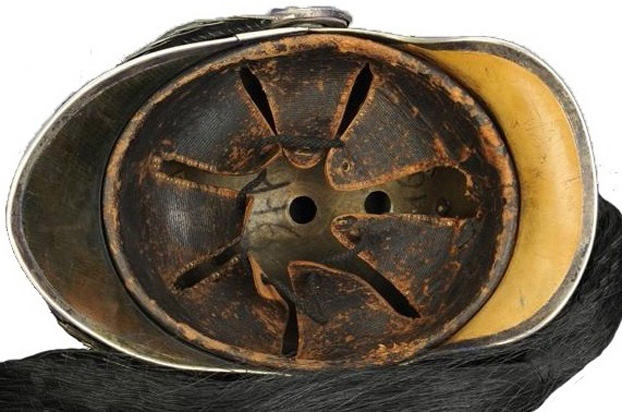 Dessous doublés, la visière de basane verte et le couvre-nuque de cuir de veau havane, contour des dents de loup doré au fer. Dessous doublés, la visière de basane verte et le couvre-nuque de cuir de veau havane, contour des dents de loup doré au fer.