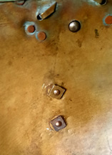 Fixation dans la bombe. Fixation dans la bombe.