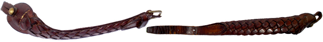 Jugulaire de confection très soignée, tressage à 5 lanières, boucle laiton, attaches par boutons. Jugulaire de confection très soignée, tressage à 5 lanières, boucle laiton, attaches par boutons.