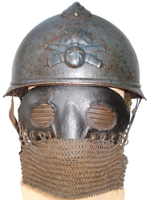 Casque Adrian modèle 15 modifié A.S équipé du loup de protection de fabrication britannique. Casque Adrian modèle 15 modifié A.S équipé du loup de protection de fabrication britannique.