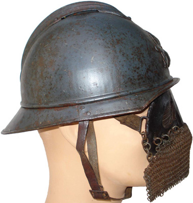 Casque Adrian modèle 15 modifié A.S équipé du loup de protection de fabrication britannique. Casque Adrian modèle 15 modifié A.S équipé du loup de protection de fabrication britannique.