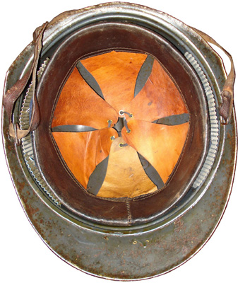 Casque Adrian modèle 15 modifié A.S équipé du loup de protection de fabrication britannique. Casque Adrian modèle 15 modifié A.S équipé du loup de protection de fabrication britannique.