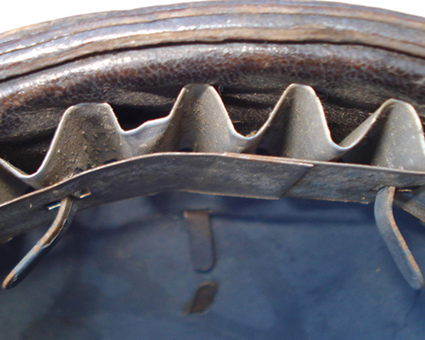 Bordure avant recouverte de cuir, jointure du cerclage.