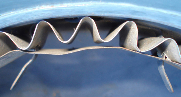 Détail agrafe-crampon soudée sur laquelle est insérée une plaque ondulée et le cerclage.