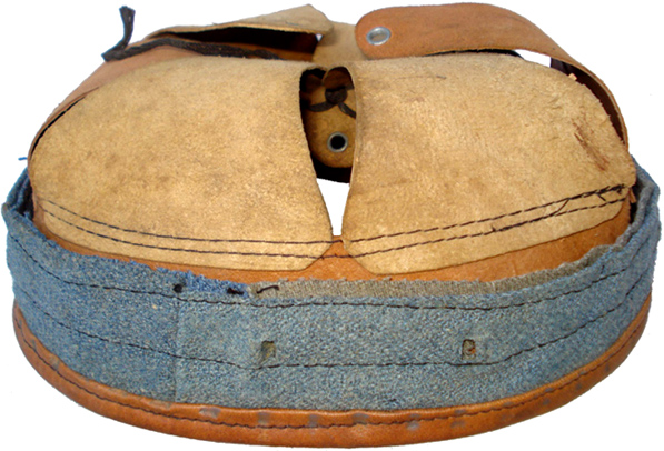 Vue bandeau en drap et perforations dans les quelles les agrafes-crampons sont passées.