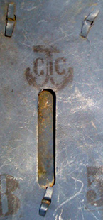 Fente d'aération, rivets du cimier.