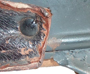 Détails point de fixation du bandeau en cuir et du couvre-nuque.