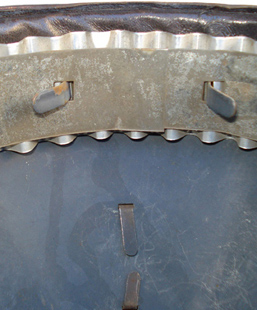 Fixation du cerclage en clinquant et de l'attribut.