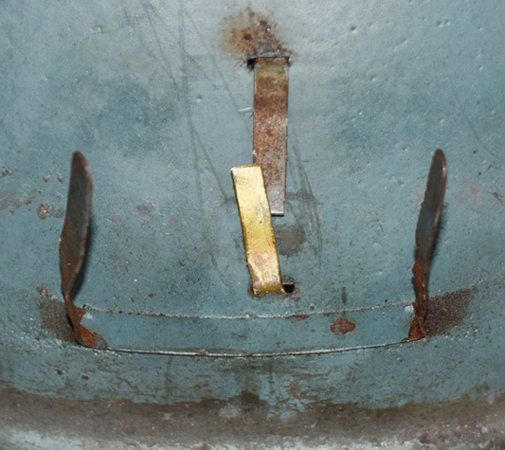 Pattes de fixation insérées dans les fentes de la bombe. Pattes de fixation insérées dans les fentes de la bombe.