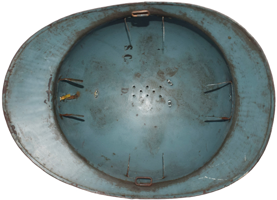 Disposition des agrafes-crampons, coque à trous d'aération de 4 mm. Disposition des agrafes-crampons, coque à trous d'aération de 4 mm.