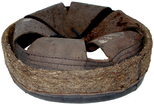 Coiffe repliée (verso). Coiffe repliée (verso).