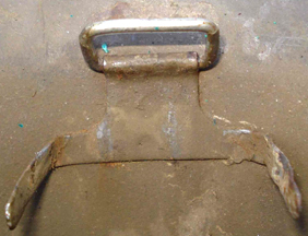 Agrafe-crampon latérale. Agrafe-crampon latérale.