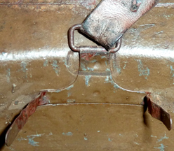 Agrafe-crampon latérale. Agrafe-crampon latérale.