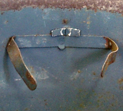 Agrafe-crampon arrière. Agrafe-crampon arrière.