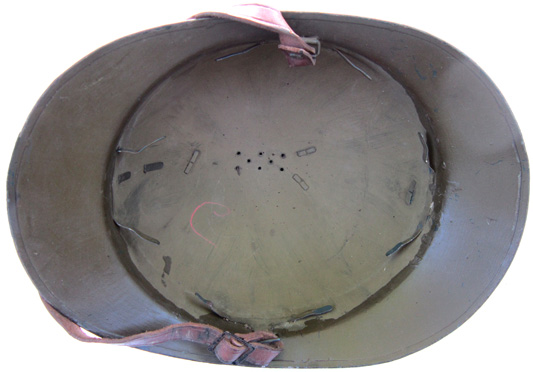 Coque à trous d'aération de 4 mm, rivets de cimier longs, bords enveloppants et cambrés (Japy ?). Coque à trous d'aération de 4 mm, rivets de cimier longs, bords enveloppants et cambrés (Japy ?).