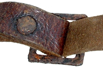 Modèle précoce, rivet de la boucle de réglage (recto). Modèle précoce, rivet de la boucle de réglage (recto).