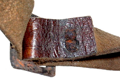 Modèle précoce, rivet de la boucle de réglage (verso). Modèle précoce, rivet de la boucle de réglage (verso).