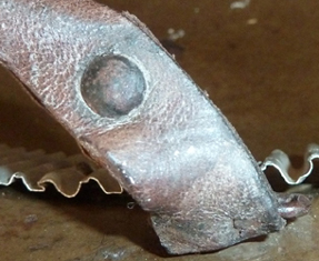 Modèle précoce, rivet coté fixe  (recto). Modèle précoce, rivet coté fixe  (recto).