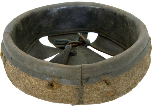 Coiffe repliée (recto), couture et perforations des agrafes crampons.