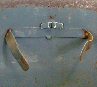 Agrafe crampon arrière et rivet du cimier.