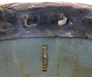 Agrafe crampon frontale, la soudure est recouverte par le cuir du bandeau.