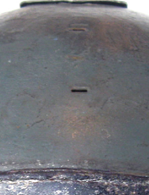 Fentes pour la fixation de l'attribut.