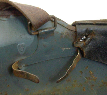 Agrafe crampon latérale et passant de jugulaire.