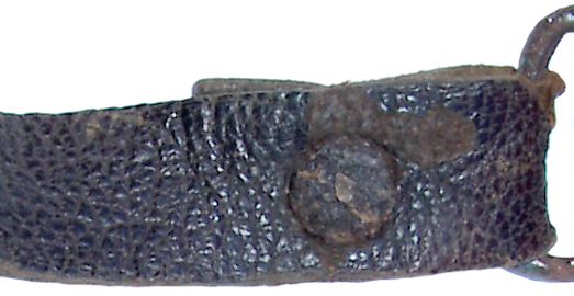 Jugulaire coté fixe, tête du rivet.