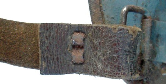 Jugulaire coté fixe, pattes du rivet.