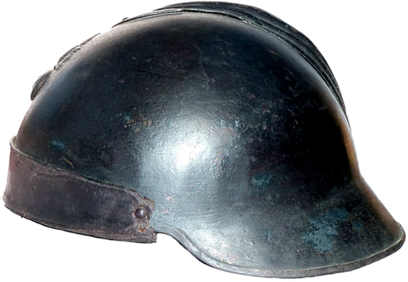 Casque des autos-mitrailleuses de cavalerie repeint en noir.