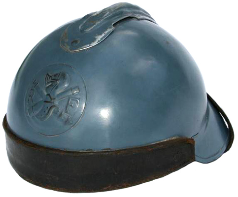 Casque des chars de combat peint en bleu en usine.
