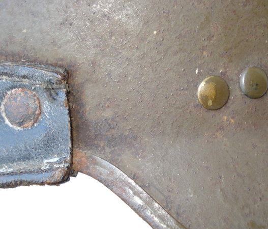 Détails point de fixation du bandeau en cuir et rivet de fixation de la lame support de coiffe avec passant de jugulaire. Détails point de fixation du bandeau en cuir et rivet de fixation de la lame support de coiffe avec passant de jugulaire.