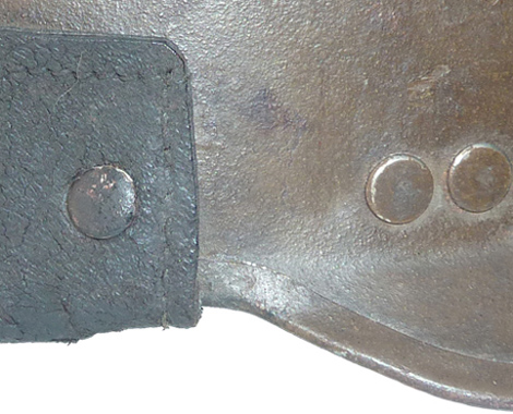 Détails rivet de fixation du bandeau en cuir, échancrure. Détails rivet de fixation du bandeau en cuir, échancrure.