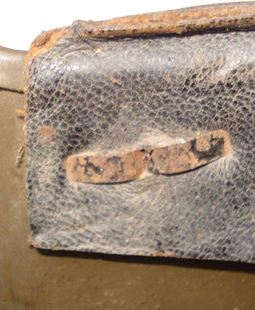 Rivet de fixation du bandeau. Rivet de fixation du bandeau.