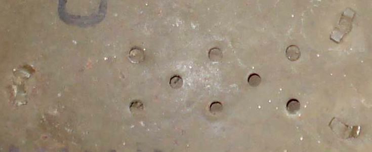 Aération et rivets de fixation du cimier. Aération et rivets de fixation du cimier.