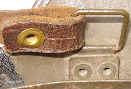 Passant de jugulaire et enchapure. Passant de jugulaire et enchapure.